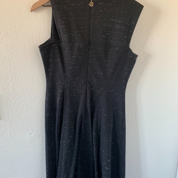 Simple black flattering dress - Picture 2 of 4